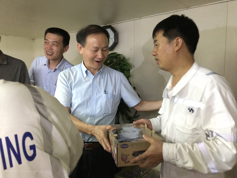 金永兴书记一行慰问“育锋”轮船员职工