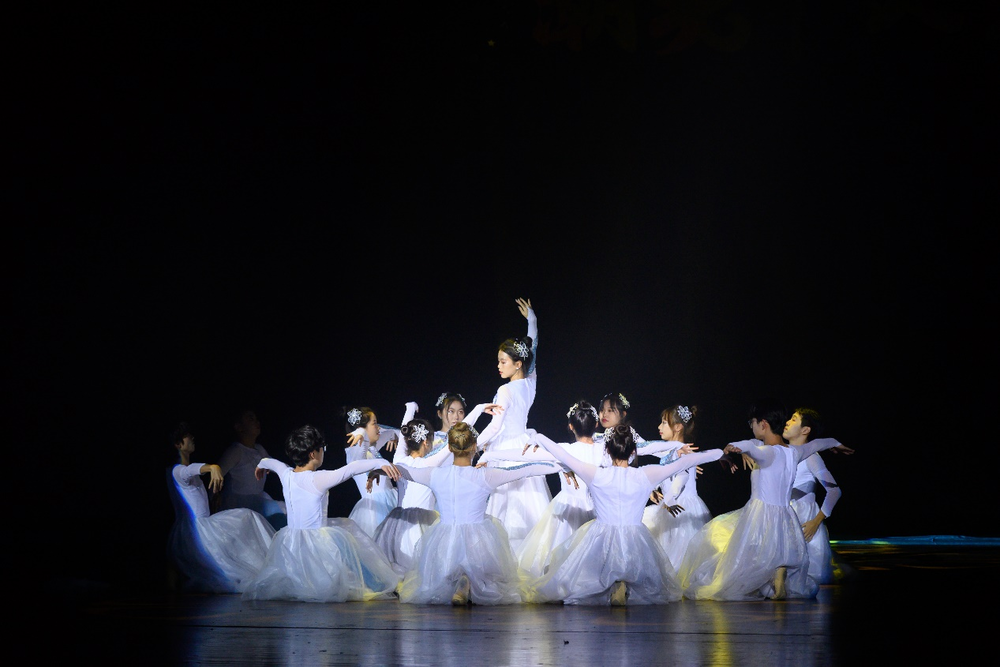 学校举办“勇立潮头，青春绽放”第二十三届集体舞大赛