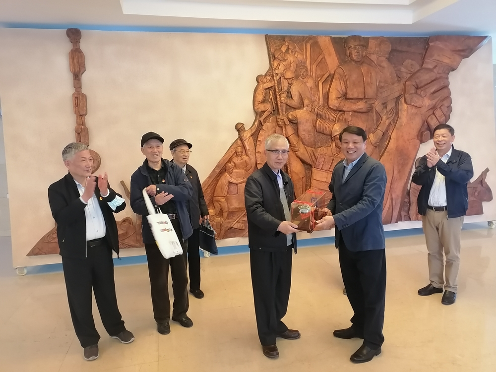 李青书记向退休局级干部党支部赠送船模