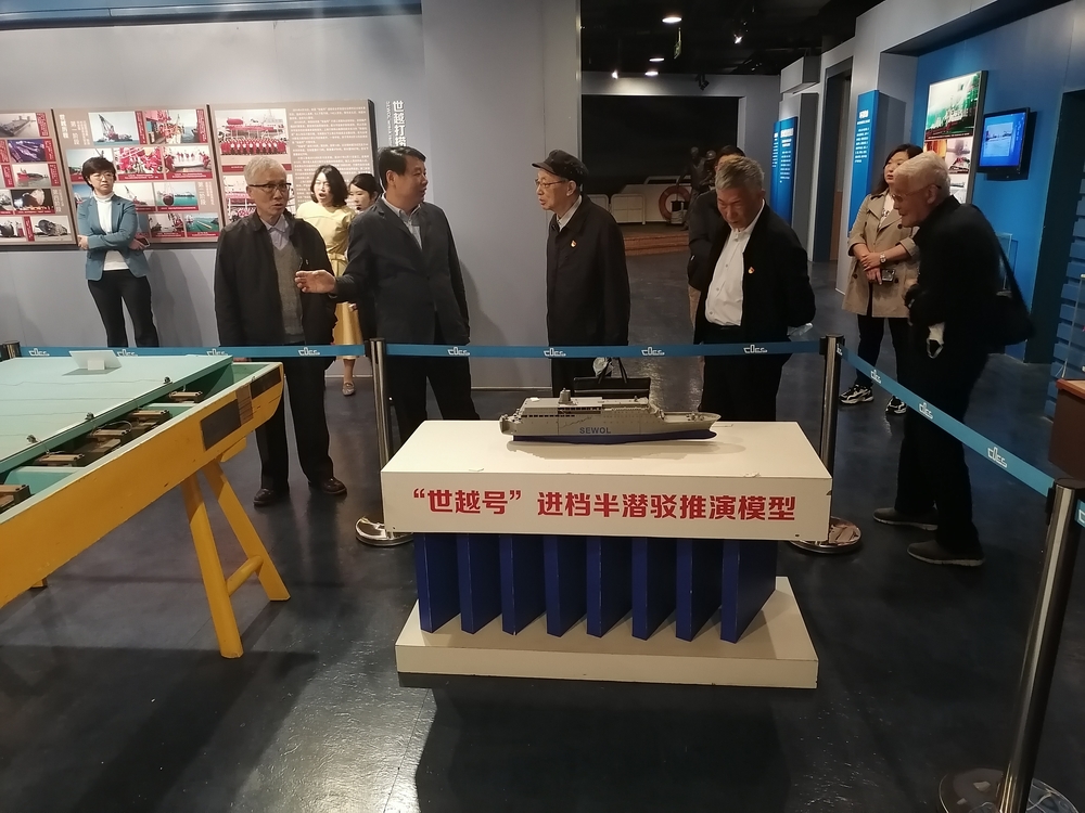 参观中国救捞陈列馆