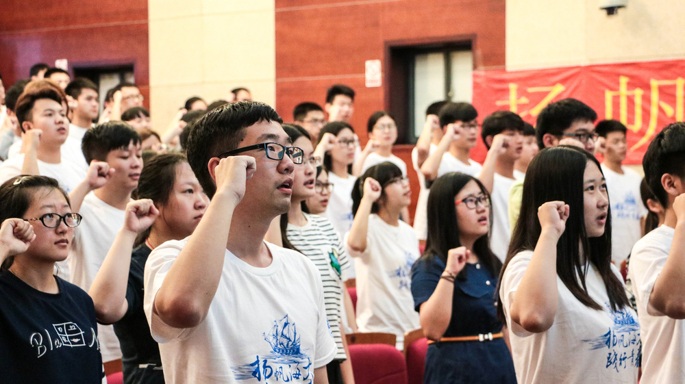 我校举行2016年暑期社会实践出征仪式