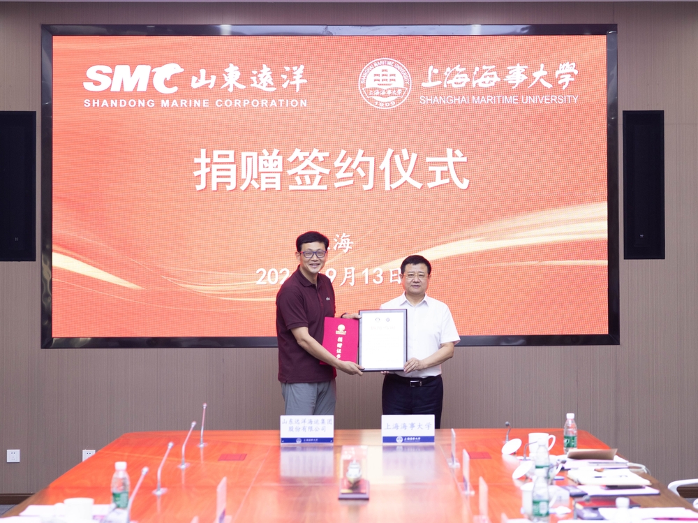 宋宝儒书记向赵博董事长颁发捐赠证书和鸣谢牌