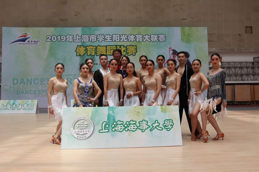 队员与教练领队合照