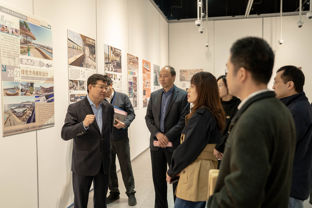 与会嘉宾参观获奖学生作品