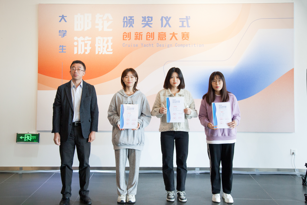 施欣副校长为邮轮主题方向获奖学生代表颁奖