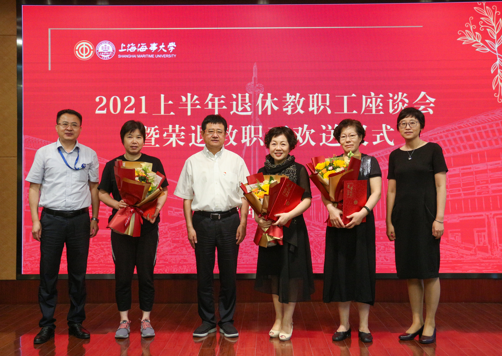 退休教职工合影