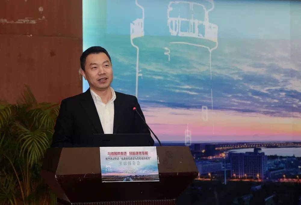 临港管委会党组书记陈杰解读“临港开发建设与青年成长成才”