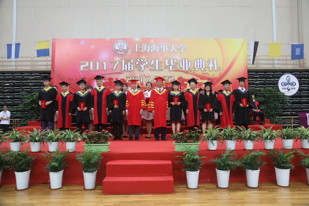 校领导为毕业生拨穗、颁发毕业证书