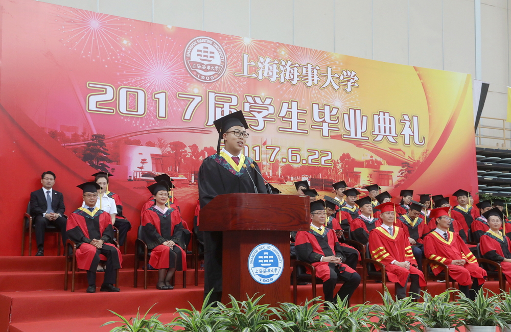 优秀毕业生代表、交通运输学院交通工程131班彭洋发言