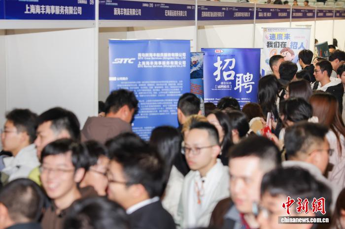 抢抓“春招”黄金期 上海多所高校举办专场招聘会精准对接供需