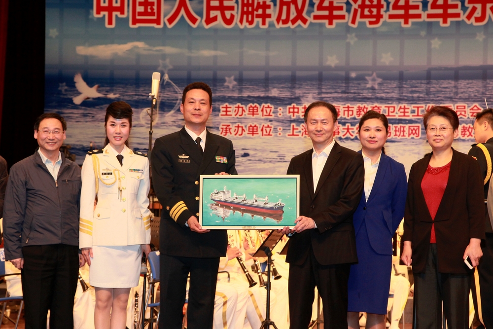 我校赠送海军乐团《育明》油画