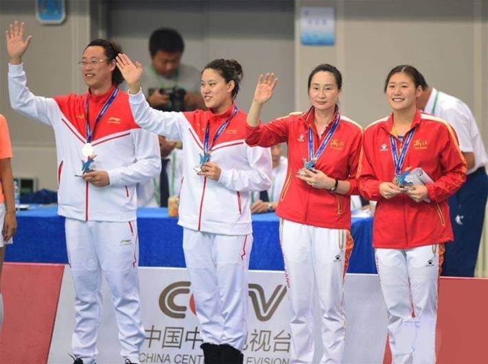 我校学生张思诗代表上海队（左二）、浙江队选手叶诗文（右一）和教练在颁奖台上