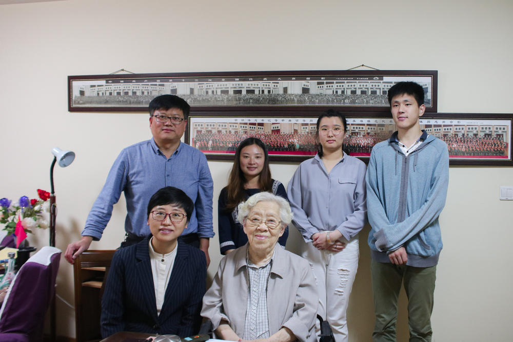 萨本茂女士与师生代表合影