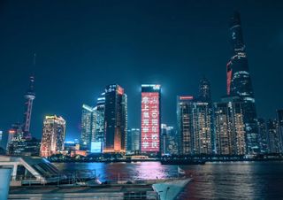 外滩、滴水湖为上海海事大学建校110周年亮灯！