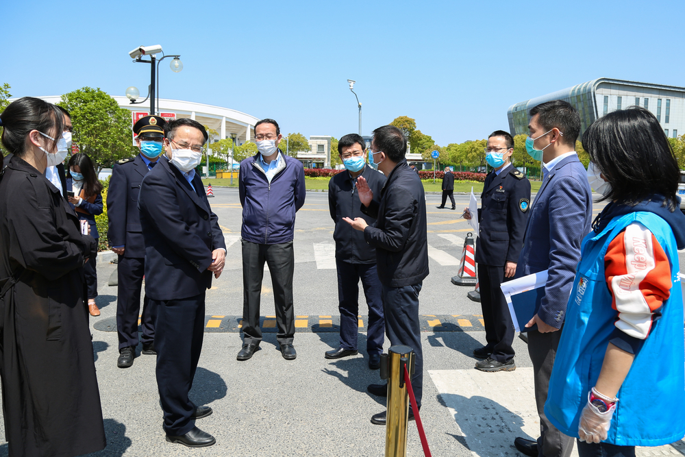 市教委副主任倪闽景一行来校检查返校复课疫情防控准备工作