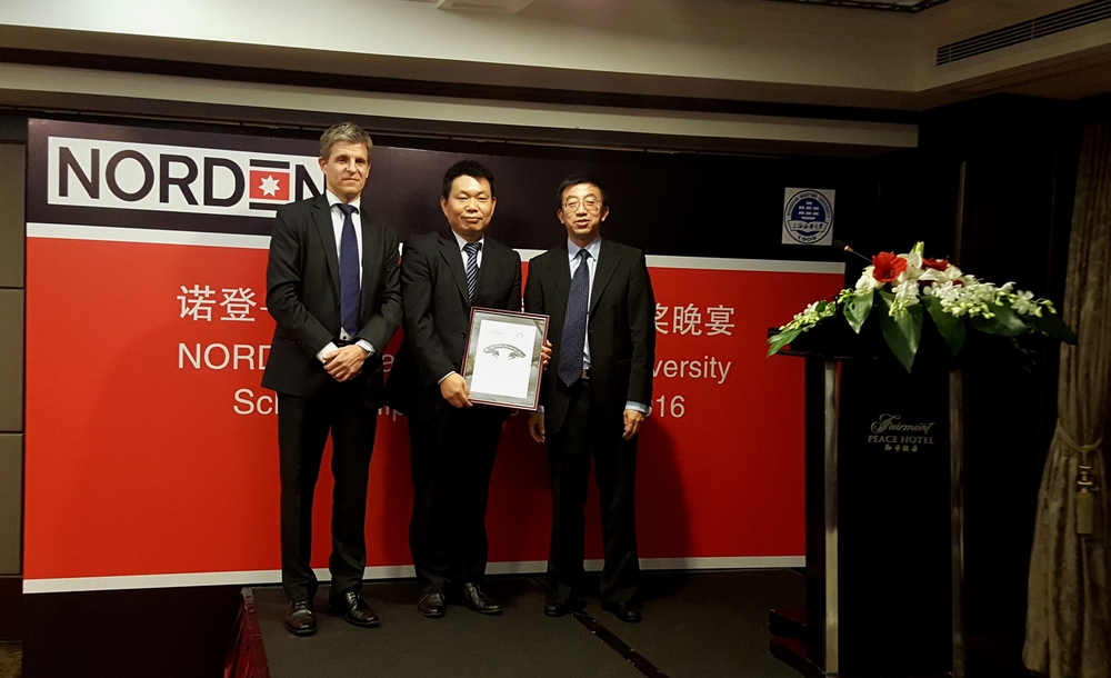 为获奖教师颁奖