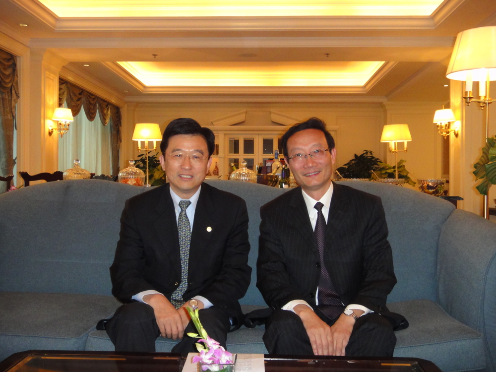 黄有方校长与李绍德董事长交流