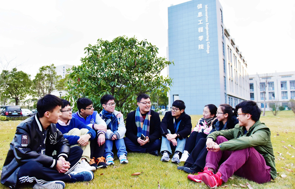 马强老师与学生们在一起交流