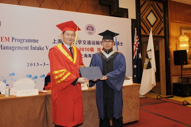 上海海事大学—西澳大利亚大学“物流工程管理”硕士合作项目第五届学员毕业典礼及交通运输学院“物流与港行管理”交通运输工程硕士2010级学员毕业典礼隆重举行