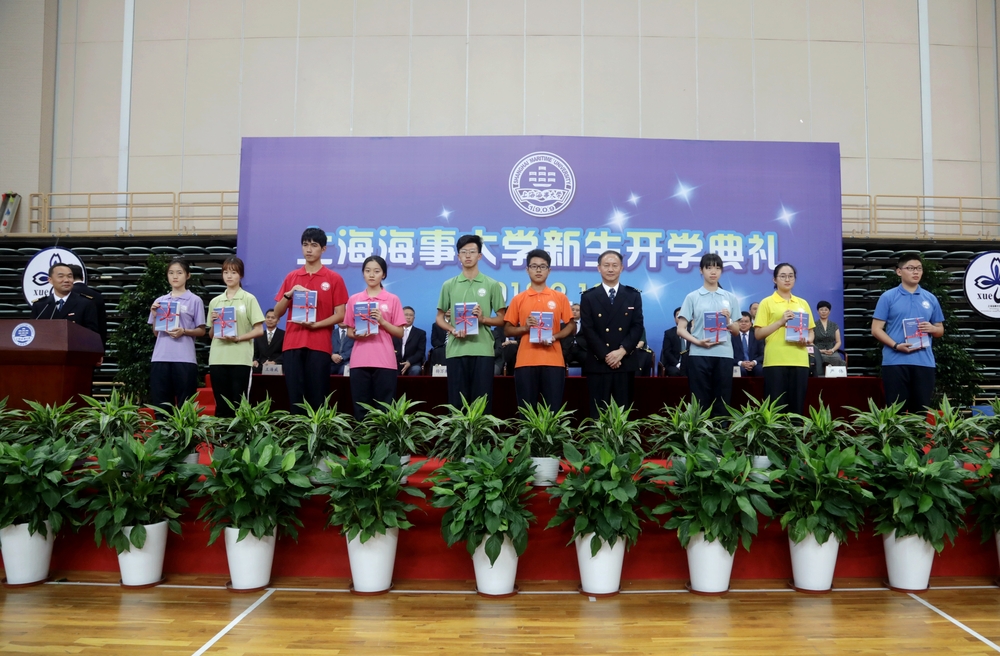 金永兴书记向新生代表赠书