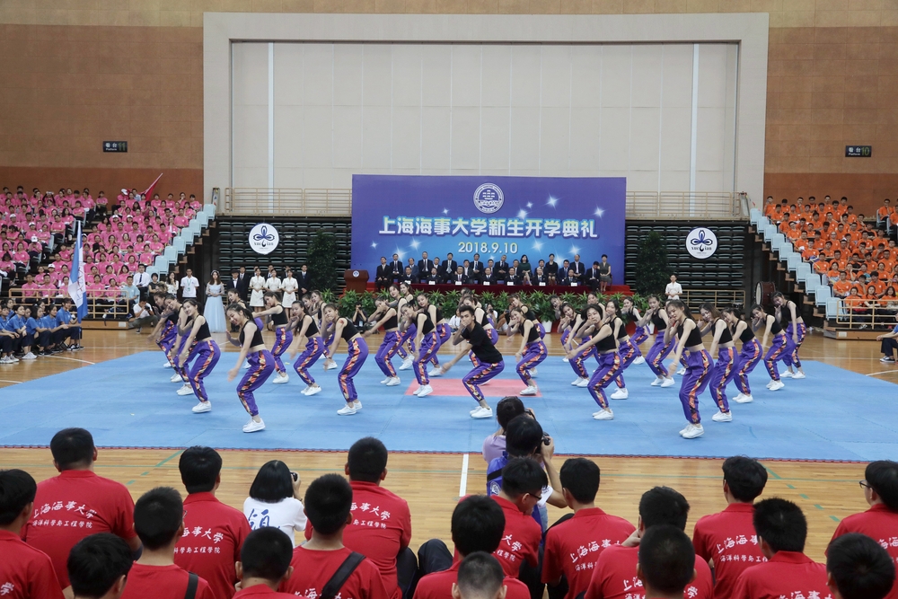 校健美操队表演《舞处不在》