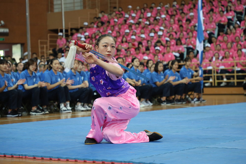 获第18届亚运会武术女子剑术枪术全能比赛金牌的郭梦娇同学为新生表演剑术