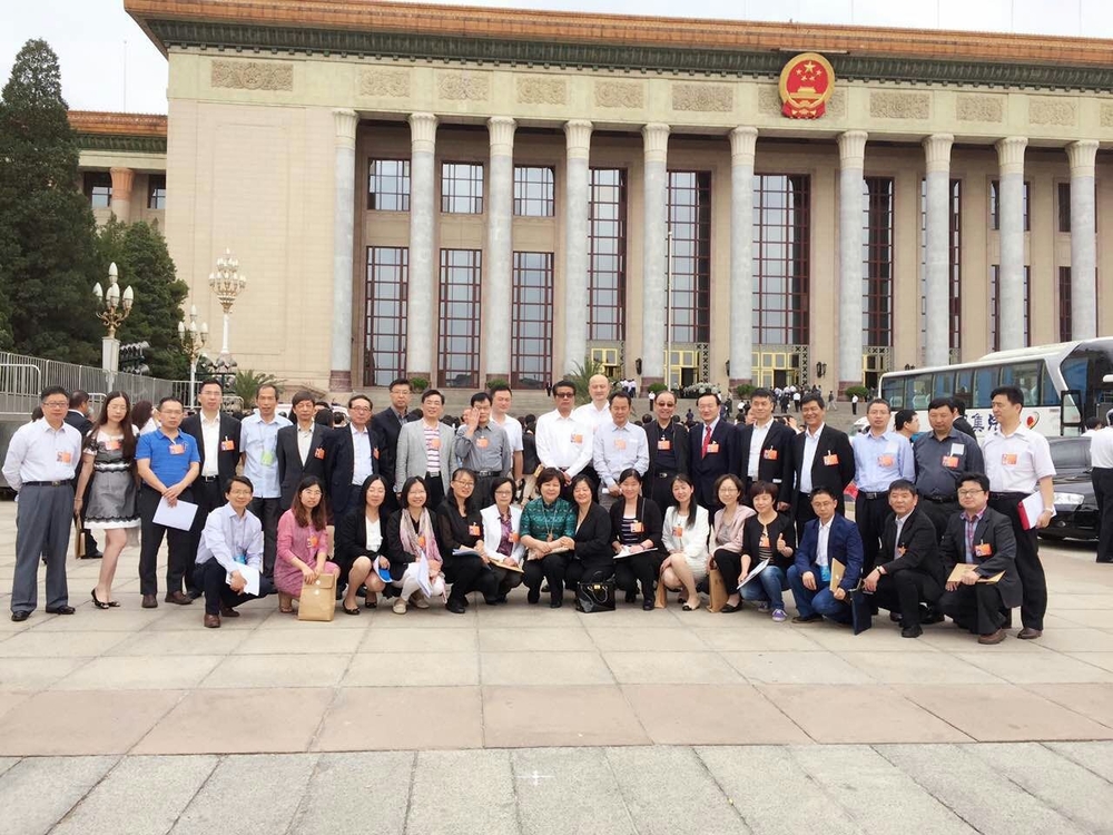 参加中国科协九大会议的上海代表团在会场外合影