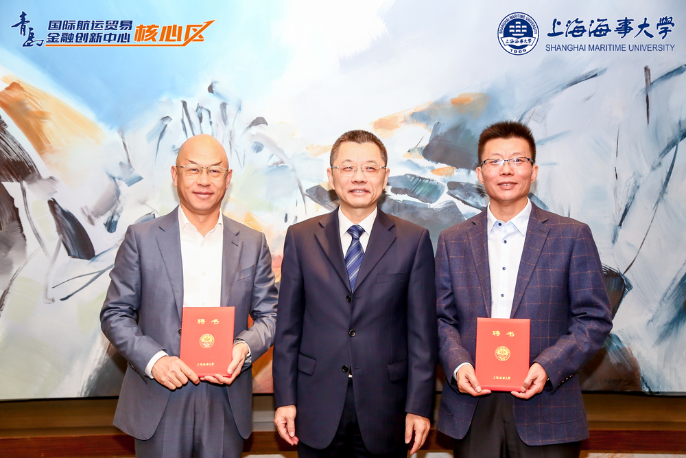 陆靖校长为特聘副院长颁发聘书