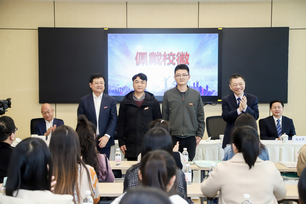 宋宝儒书记、陆靖校长为新生代表佩戴校徽