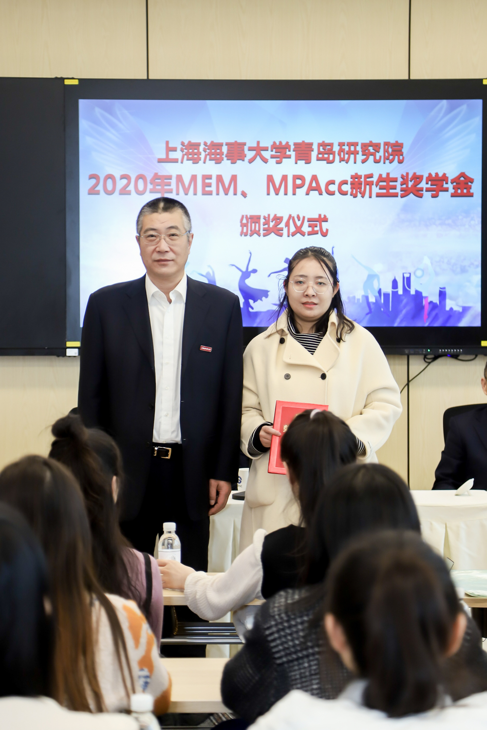 杨万枫副校长为一等奖学员颁奖