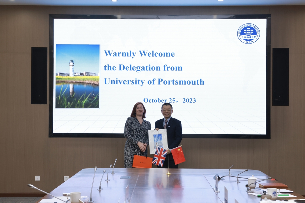 双方互赠纪念品