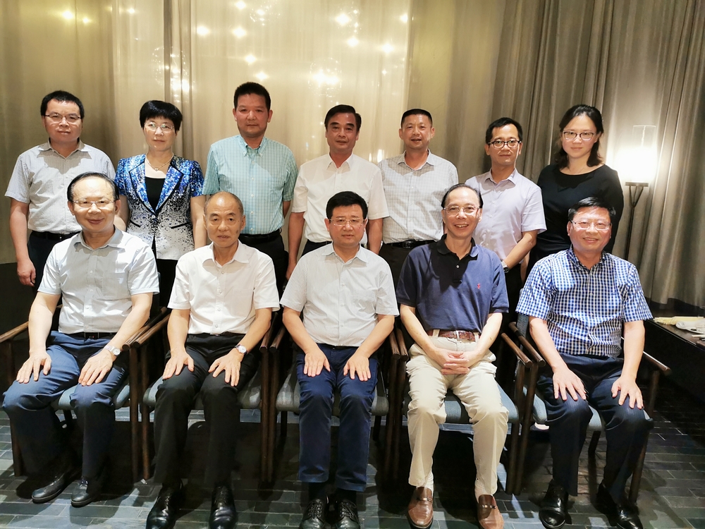 与深圳校友会资深校友代表合影