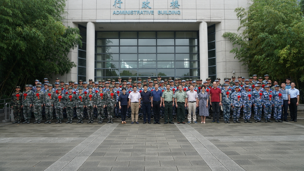 入伍学生合影留念