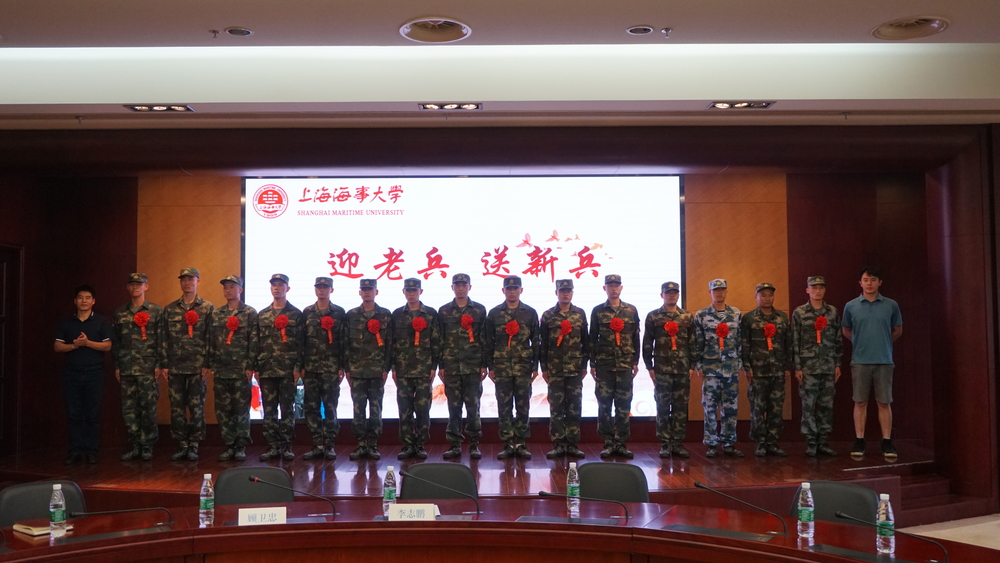 学院老师与入伍学生合照