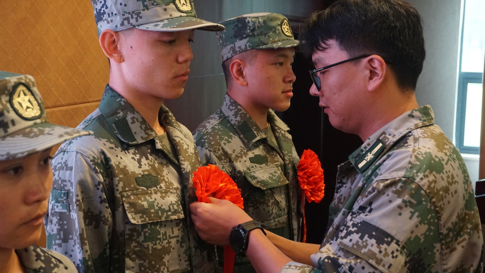 为即将入伍学生佩戴大红花