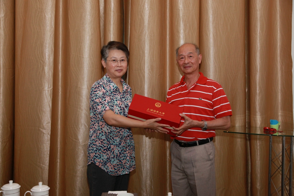 何炳材船长传记一书签约仪式在上海海事大学举行