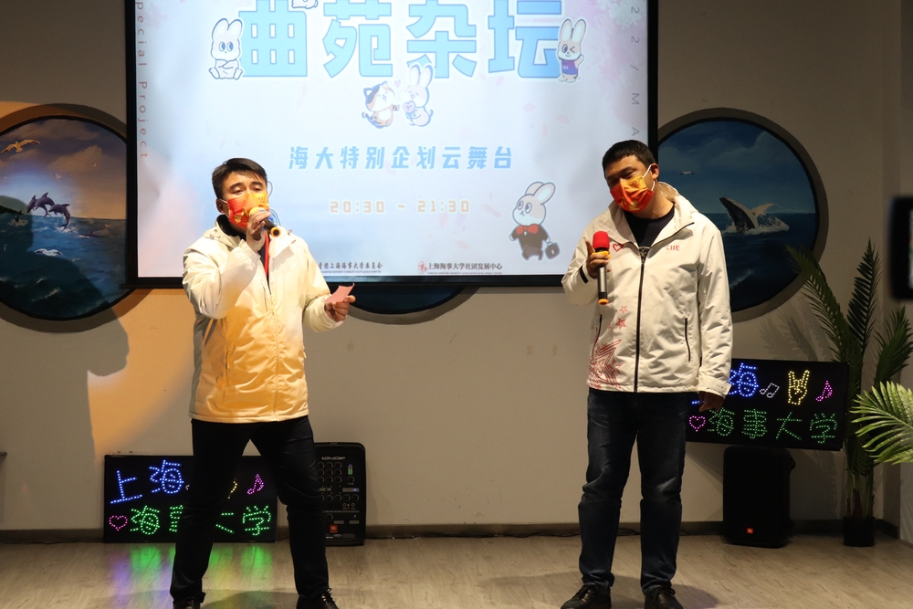 3月2日“曲苑杂坛”云舞台辅导员专场： 杨鸣老师（左）、董超群老师（右）演唱歌曲《奔跑》