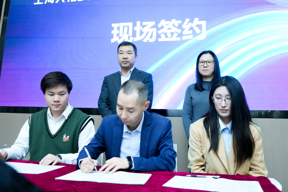 企业代表和毕业生现场签约