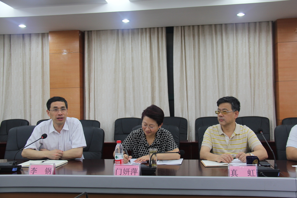 上海国际航运研究中心直属党支部召开“学习宣传贯彻十八大精神，探索航运研究中心持续发展”专题组织生活会