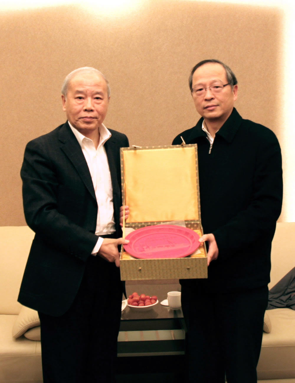 校党委书记於世成向中国青年报社社长徐文新赠送礼物