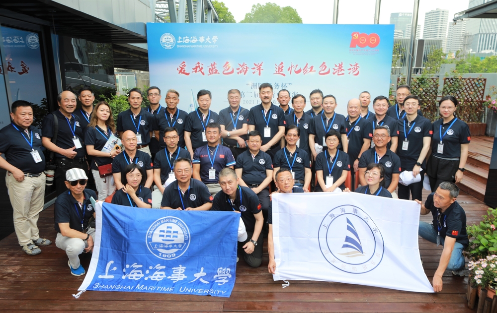 出席活动人员合影留念