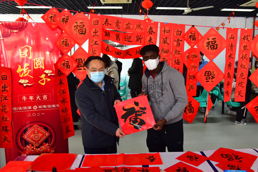 与留校学生互动交流