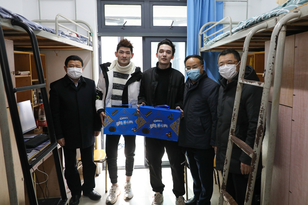 看望慰问少数民族留校学生