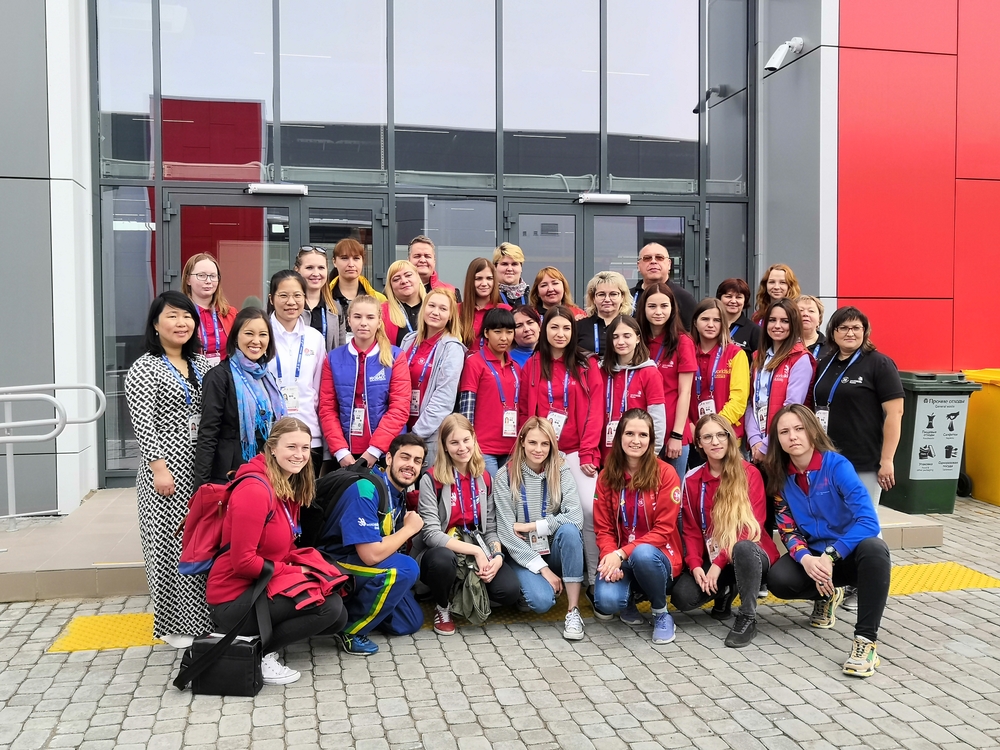 货运代理项目选手与专家合影