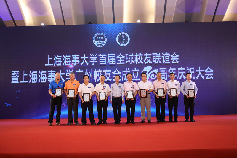 严伟副校长向资深校友工作者颁发贡献奖