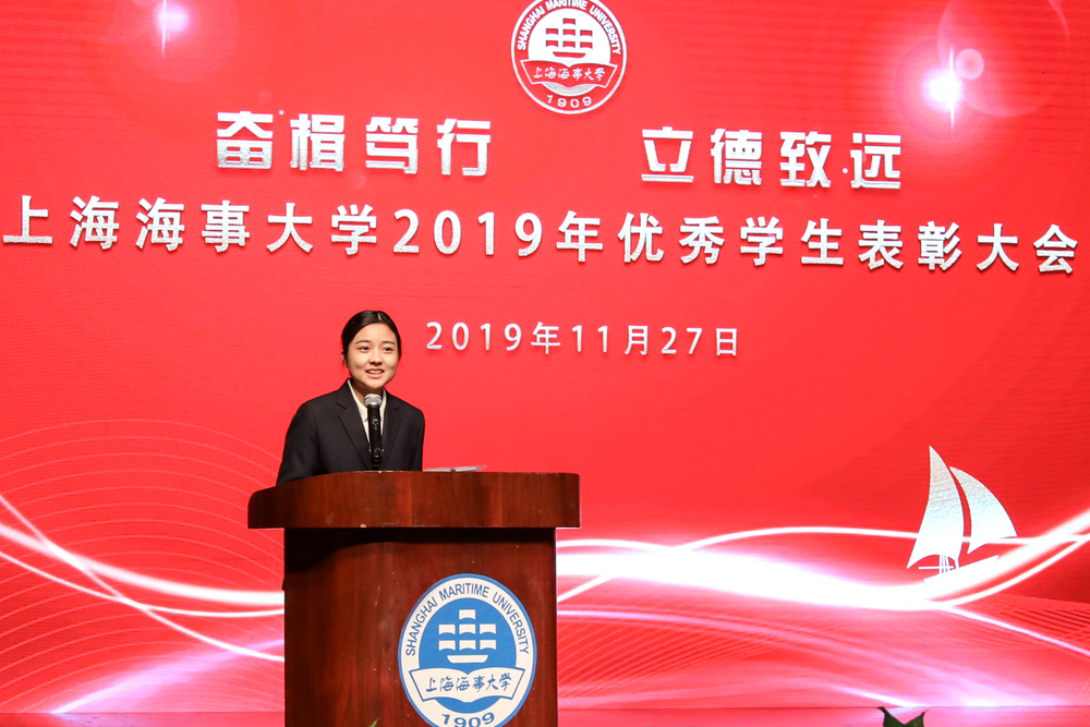 国家奖学金获得者、经济管理学国贸161班梁彦珊同学代表全校获奖学生发言