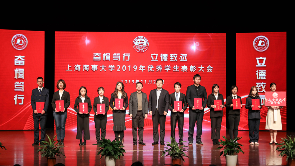 副校长施欣与企业代表共同为获得企业奖学金的学生颁奖