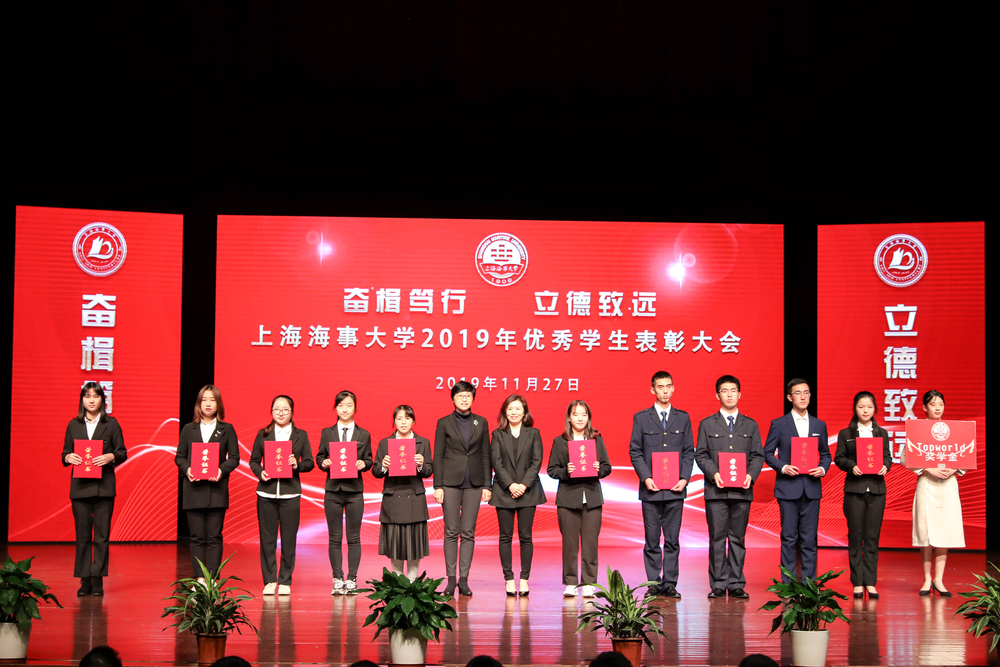 党委副书记贺莉与企业代表共同为获得企业奖学金的学生颁奖