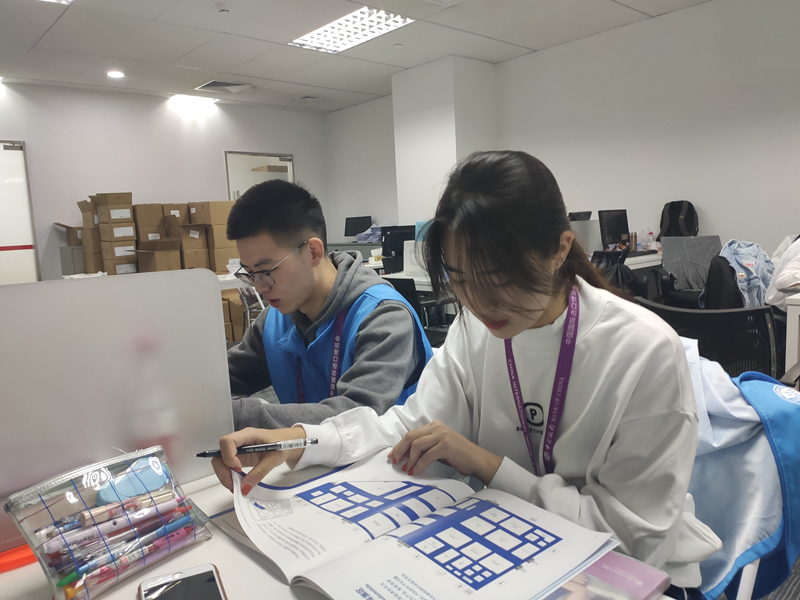  展区组志愿者工作中