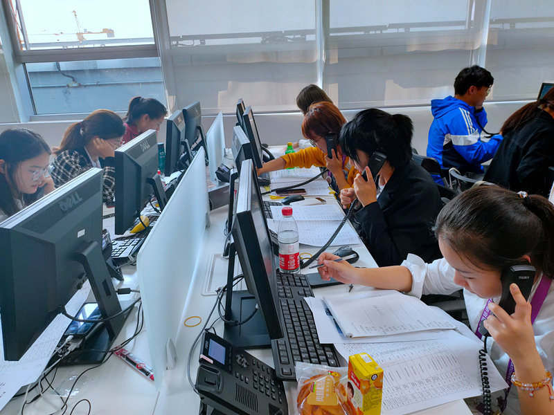 注册嘉宾接待组志愿者工作中